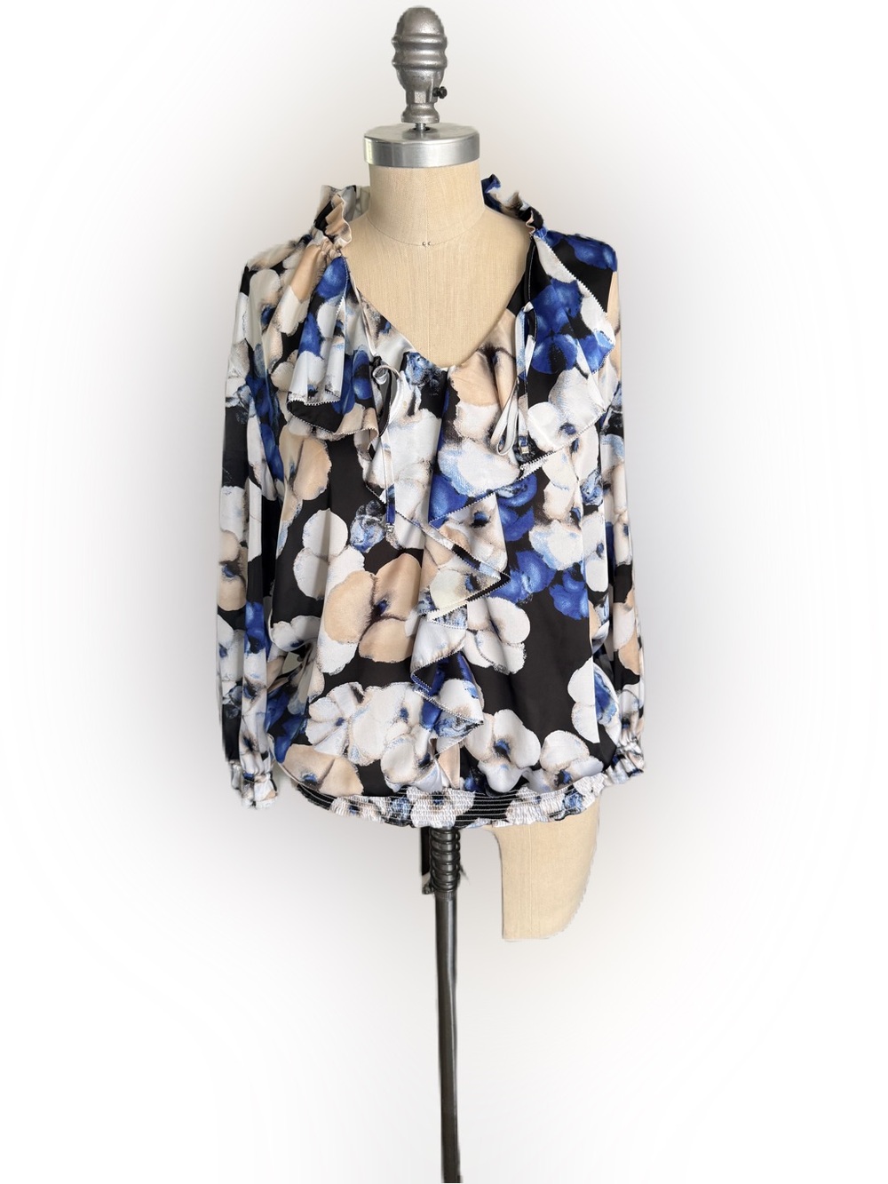 White House Black Market Long Sleeve Floral Blouse. Size Medium